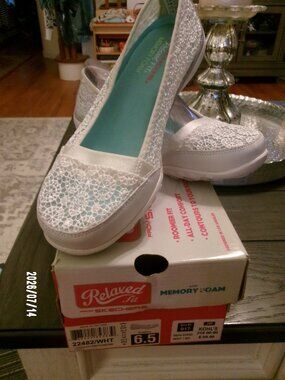 Skechers Breathe Easy Pretty Factor White Flats Women Size 6.5 Relaxed Fit Shoe
